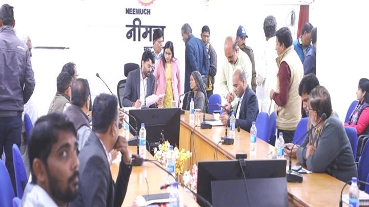 कलेक्‍टर ने की जनसुनवाई-107 आवेदकों की सुनी समस्‍याएं