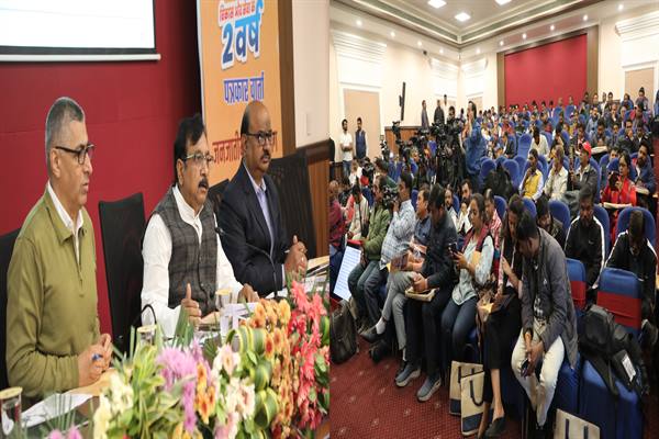 जनजाति क्षेत्र के स्कूलों में होगी स्मार्ट क्लास 86 जनजातीय विकासखण्डों में बनेंगे कला भवन, जनजातीय कलाओं को मिलेगा जी.आई.टैग