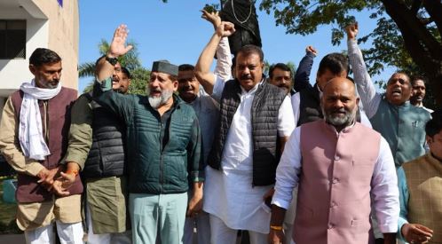 मनरेगा योजना का नाम बदलने को लेकर विधानसभा में कांग्रेस का प्रदर्शन,- महात्मा गांधी की प्रतिमा के नीचे बैठकर जताया विरोध