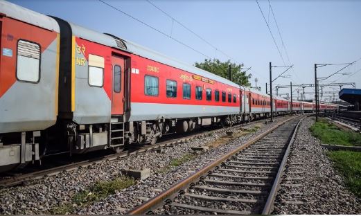 रेल यात्रियों को लगेगा झटका, रेलवे बढ़ा रहा 26 दिसंबर से यात्री किराया