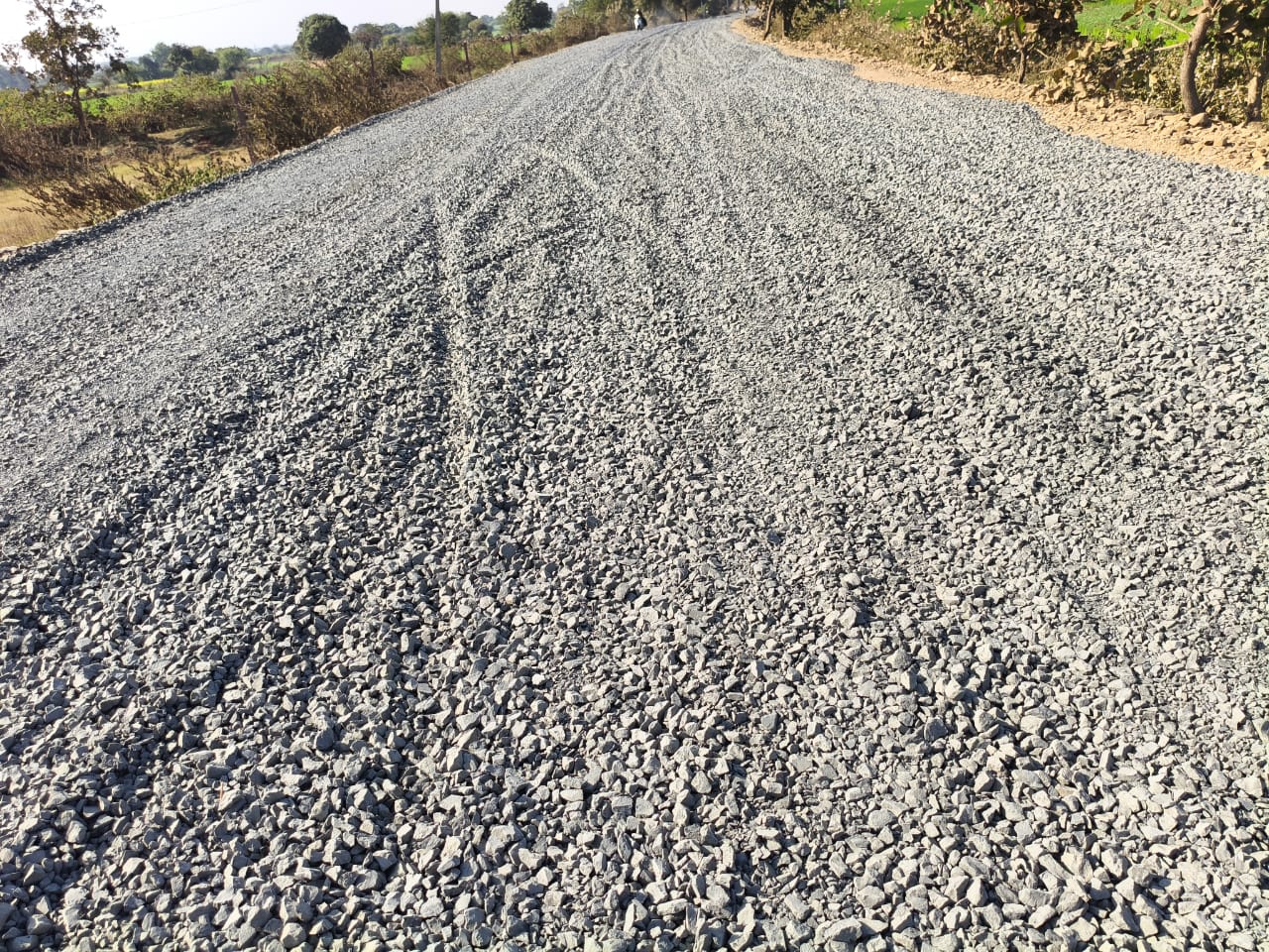 बिना मापदंड के कर रहे रोड़ का घटिया निर्माण, सरकारी जमीन पर अवैध रूप से चला रहे जेसीबी