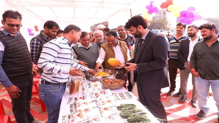 जैविक उत्‍पादों को बढ़ावा देने जिला प्रशासन की पहल है, जैविक हाट,कलेक्‍टर एवं जि.प.सदस्‍य सुश्री धाकड़ ने किया जैविक हाट का अवलोकन