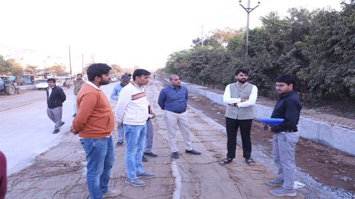 कलेक्‍टर ने भाटखेडा-नीमच, डूंगलावदा फोरलेन सड़क निर्माण कार्य का किया निरीक्षण