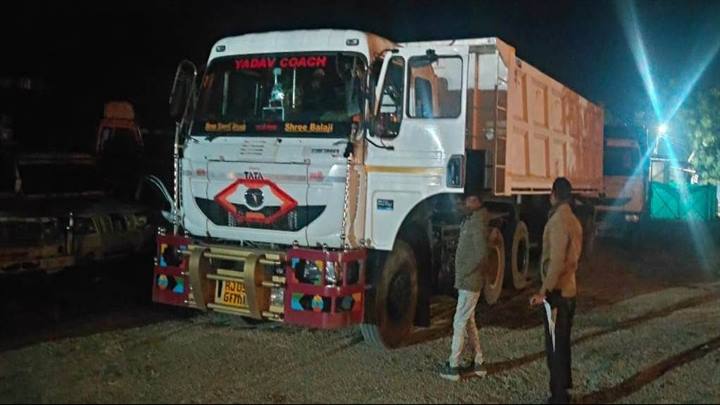 खनिजों का अवैध परिवहन करते चार वाहन जप्त