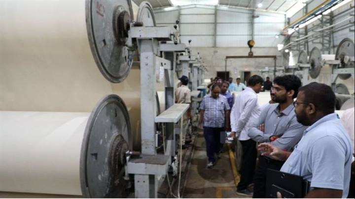 बदल रहा है, नीमच जिले का औद्योगिक परिदृश्‍य- नवीन औद्योगिक निवेश को मिल रहा है बढ़ावा नीमच में स्‍वराज सुटिंग्‍स के परिधान निर्माण उद्योग में 400 स्‍थानीय लोगो को मिला रोजगार