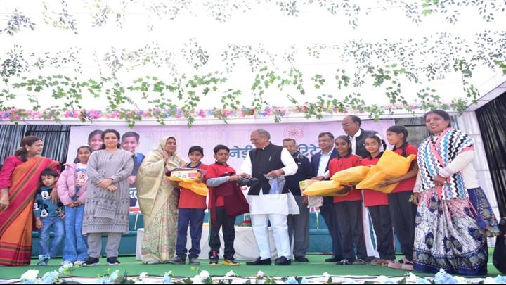 मन से मंदसौर” जिला स्तरीय प्रयोजन में गनेड़ीवाल चैरिटेबल ट्रस्ट का सराहनीय योगदान, 81 शासकीय स्कूलों के 4 हजार बच्चों को वितरित की आवश्यक सामग्री