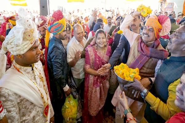 सामूहिक विवाह समारोह सामाजिक समरसता और मितव्यता का संदेश देने का प्रभावी माध्यम : मुख्यमंत्री डॉ. यादव