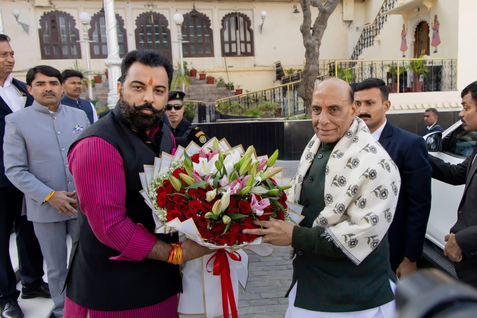 रक्षा मंत्री राजनाथ सिंह और मेवाड़ के पूर्व राजपरिवार सदस्य डॉ. लक्ष्यराज सिंह मेवाड़ की भेंट