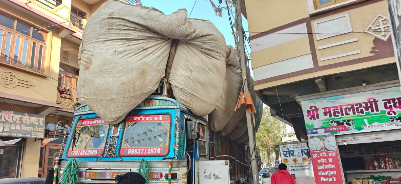 चिकारड़ा में मुख्य सड़क पर अतिक्रमण के साथ वाहन चालकों की मनमर्जी से लगता रोजाना 5 घंटे से अधिक समय तक जाम