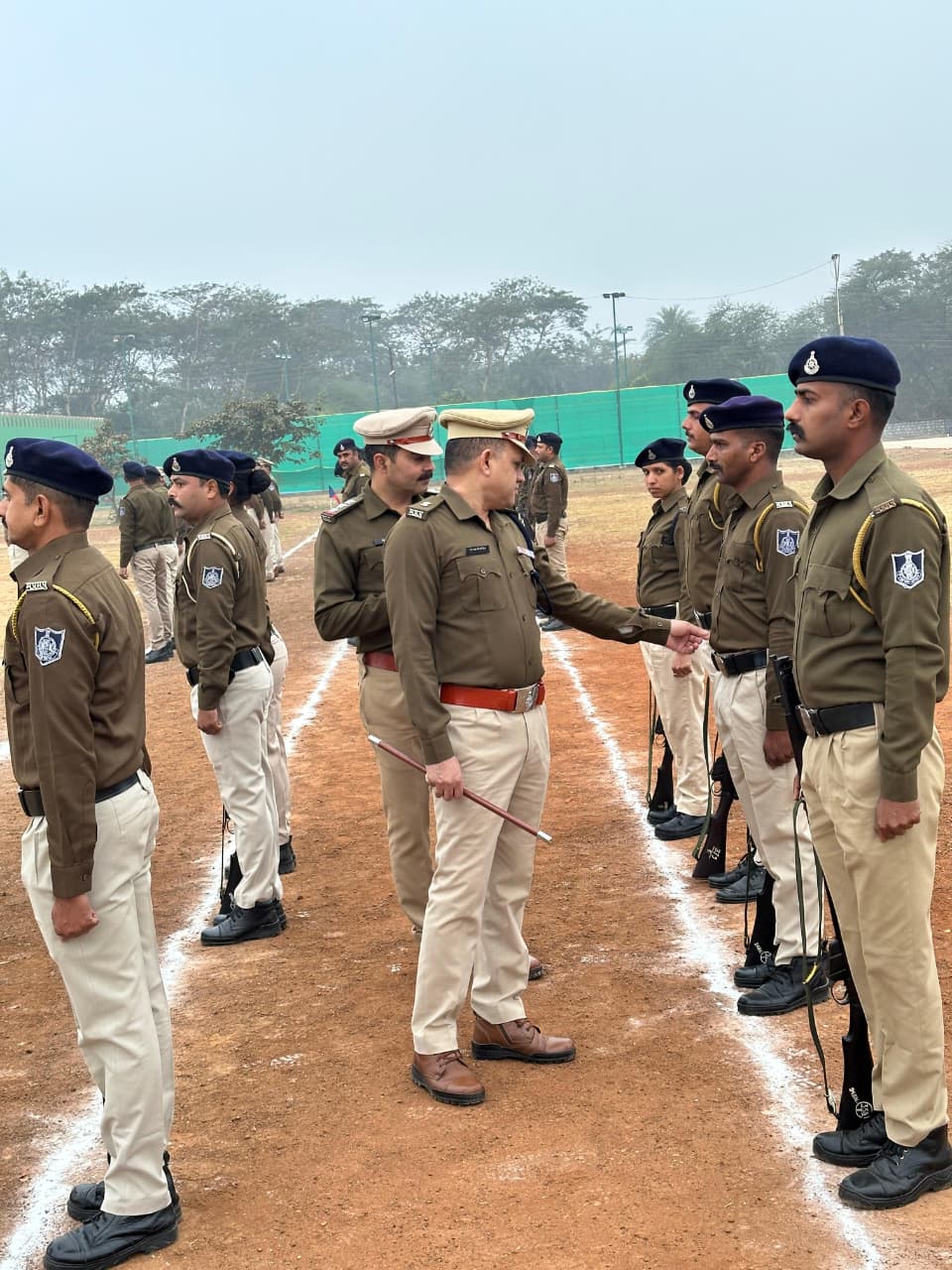 पुलिस लाईन्स कनावटी नीमच स्थित परेड ग्राउंड पर अतिरिक्त पुलिस अधीक्षक श्री नवल सिंह सिसोदिया द्वारा किया जनरल परेड का निरीक्षण