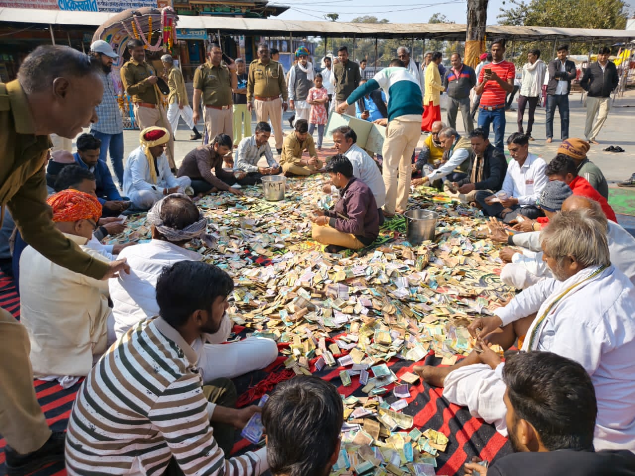 शिव धाम तिलस्वॉ महादेव मंदिर के दान पात्र व अन्य मदों से क़रीब इक्कयासी लाख रुपए प्राप्त हुए
