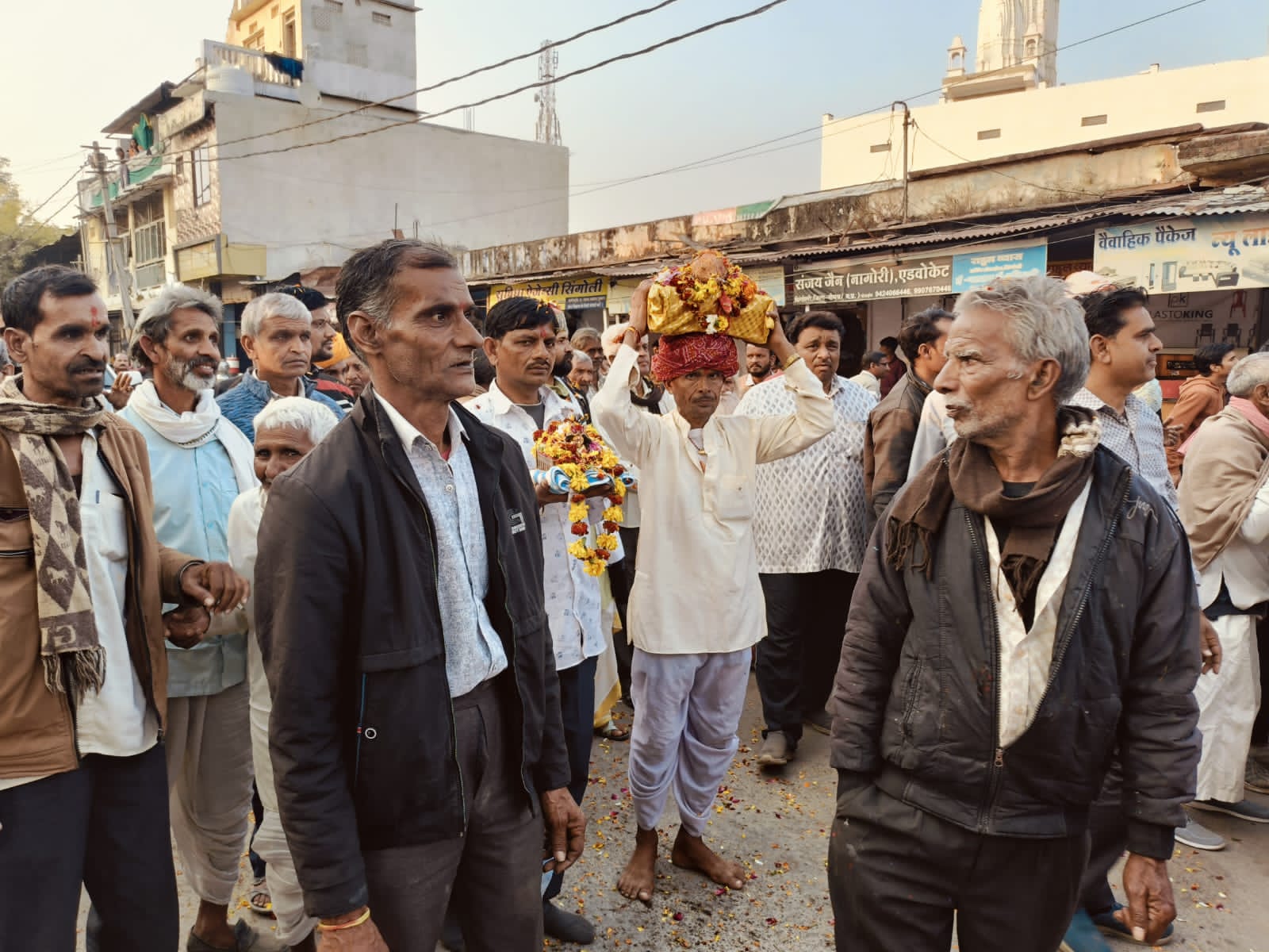विराट हिन्दू सम्मेलन के कार्यकर्ताओं ने नगर में चल रही शिव महापुराण कथा समापन पर भक्तों का किया पुष्प वर्षा से स्वागत