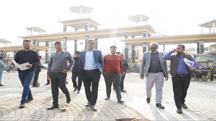 सिंहस्थ मेला अधिकारी श्री सिंह के साथ कलेक्टर श्री सिंह ने सिंहस्थ 2028 की व्यवस्थाओं के दृष्टिगत श्री अंगारेश्‍वर, श्री सिद्धवट और गढकालिकामाता मंदिर का निरीक्षण किया