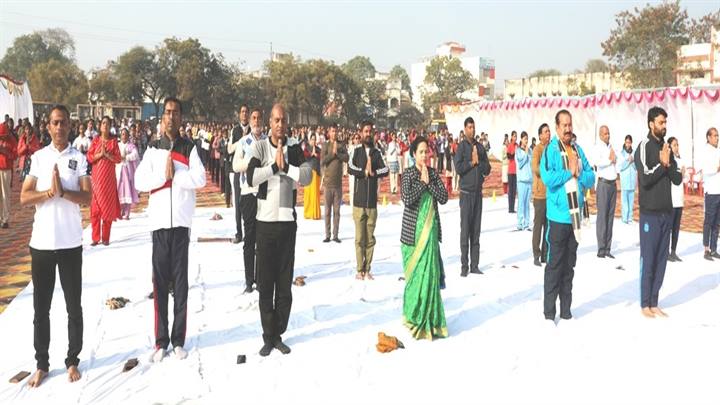 नीमच की शिक्षण संस्‍थाओं के हजारों विद्यार्थियों ने किया सूर्य नमस्‍कार,  विधायक श्री परिहार एवं कलेक्‍टर की उपस्थिति में हुआ सामूहिक सूर्य नमस्‍कार