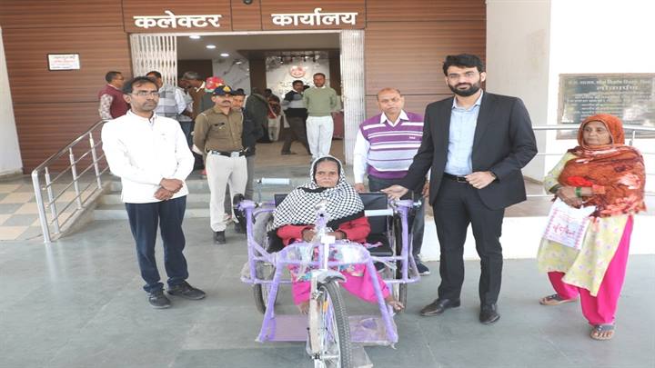 जनसुनवाई में दिव्‍यांग नूर बानों को कलेक्‍टर ने दिलाई नि:शुल्‍क ट्राईसिकल, चोथखेड़ा के धर्मसिह की जमीन से अवैध आधिपत्‍य हटाकर तत्‍काल कब्‍जा दिलाए-श्री चंद्रा