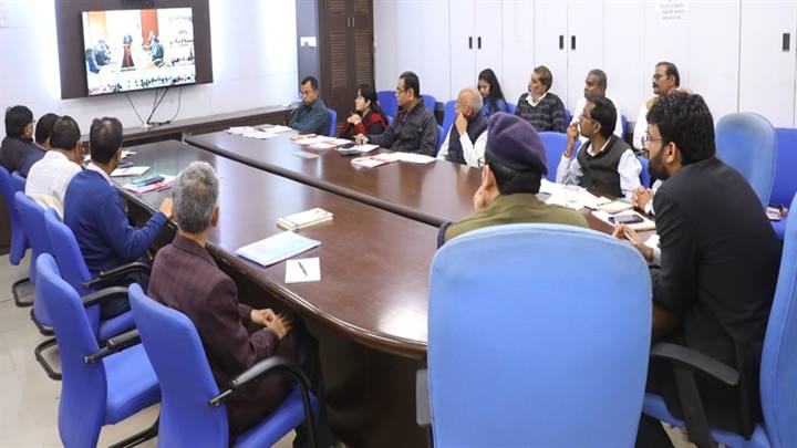 मुख्‍य सचिव ने वी.सी. के माध्‍यम से कमिश्‍नर, कलेक्‍टर कांफ्रेंस के बिंदुओं की समीक्षा की