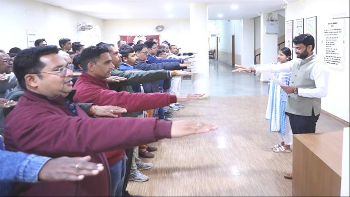 कलेक्‍टर ने दिलाई अधिकारी-कर्मचारियों को मतदाता दिवस की सामुहिक शपथ