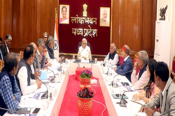 पेसा के सफल क्रियान्वयन और उपलब्धियों का हो व्यापक जनजागरण : राज्यपाल श्री पटेल : लोक भवन में पंचायत एवं ग्रामीण विकास विभाग और जनजातीय कार्य विभाग की समीक्षा बैठक आयोजित