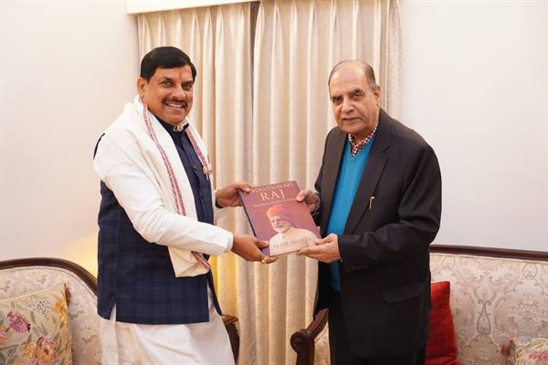 पद्मश्री लेखक श्री आलोक मेहता ने मुख्यमंत्री डॉ. यादव को भेंट की ‘मोदी राज के 25 वर्ष’ पर केंद्रित पुस्तक